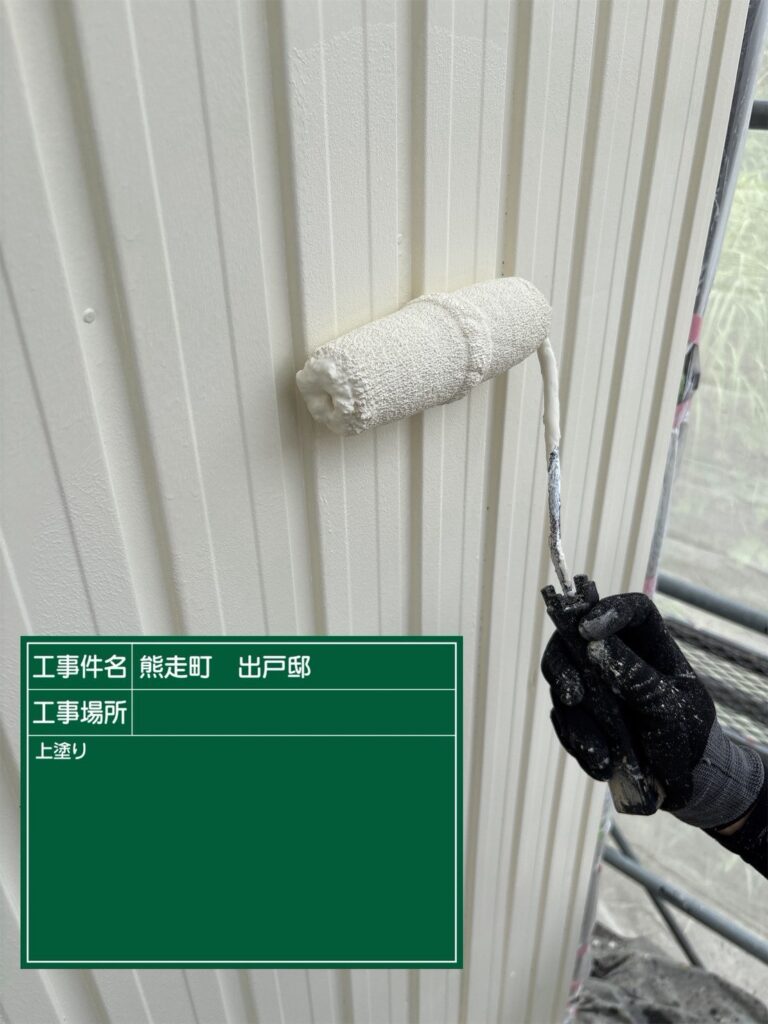 【外壁上塗り】<br />
最後に上塗りを行い、外壁全体を均一に仕上げました。<br />
<br />
新しい塗膜によって、外壁を雨・雪・紫外線などから保護できる状態となりました。